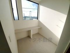 主寝室に設けられたカウンタースペースは、書斎や趣味のスペースとしても活躍しそうですね＾＾窓付きで明るい空間になっています。