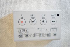 壁リモコンタイプのウォシュレット付き。すっきりした見た目で、トイレ奥の掃除もしやすいです。