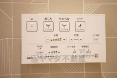 壁リモコンタイプのウォシュレット付き。