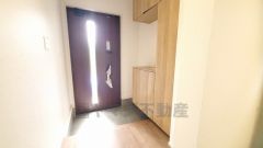 たっぷり収納できるシューズボックスです。家族全員の靴がきれいに整頓できます。棚の上にお花や写真を飾っても良いですね。