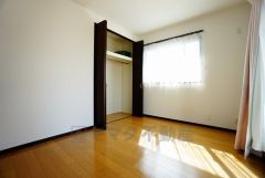 住む人のこだわりを活かす洋室。日当たりがよく、寝室としての利用もおすすめ。広めのクローゼットには荷物をすっきり片付けられ、ゆとりのある暮らしが出来ます＾＾