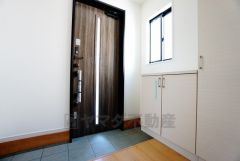 同仕様写真。たっぷり収納できるシューズボックスです。家族全員の靴がきれいに整頓できます。棚の上にお花や写真を飾っても良いですね。