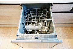 食事の後の手間を解消する食器洗い乾燥機付。冬場の洗い物で手荒れの悩みもなくなります。手洗いよりも節約できて便利。