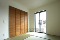 同仕様写真。リビングからの続き間として和室をご用意しました。普段はリビングとつなげて開放的なスペースとして、来客時には客間としてお使いいただけます。