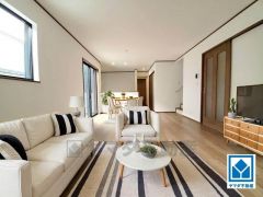 家具はイメージです。南側の掃き出し窓からは暖かな陽が入り込み、気持ちの良い毎日が送れそうですね＾＾