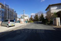 現地（2025年12月9日）撮影。前面道路は広く、車同士がすれ違うスペースが十分にあります。落ち着いた住宅地内で快適な生活を実現してみませんか＾＾