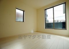同仕様写真。寛ぎの時間を紡ぎだす主寝室は、大型ベッドを置いても余裕の広さを確保しています。