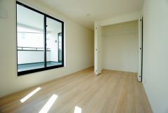 同仕様写真。主寝室としてお使いいただけそうなこちらのお部屋は、日当たりが良く、爽やかな風を感じて起きる朝は、快適生活の始まりに。