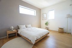 家具はイメージです。寛ぎの時間を紡ぎだす主寝室は、大型ベッドを置いても余裕の広さを確保しています。