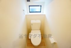 温水洗浄機付トイレです。節水機能もあるので、安心して使えますね。もちろん、1階2階の2ヶ所にトイレがあるので、忙しい朝にもゆとりができますね。