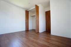 同仕様写真。暖かい日差しが差し込む洋室。たっぷり収納できるクローゼット付きでお部屋の中をすっきりと快適に保てます。