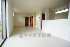 リビングは広々とした設計で、家族が集い、寛ぐ暮らしの空間を演出しています。思い思いの時間を過ごしたり、家族みんなで食事をしたり、素敵な団らんの場になりますね。