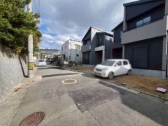 住人以外の車の進入も少なく、小さなお子様を持つご家庭にも安心です。落ち着いた住宅地内で快適な生活を実現してみませんか。