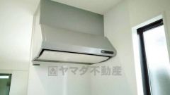 風量が弱・強と切替え可能なレンジフードが調理中の煙をしっかり吸い込みます。手元を照らすライト付きです。