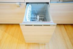食事の後の手間を解消する食器洗い乾燥機付。冬場の洗い物で手荒れの悩みもなくなります。手洗いよりも節約できて便利。