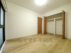 住む人のこだわりを活かす洋室。日当たりがよく、寝室としての利用もおすすめ。広めのクローゼットには荷物をすっきり片付けられ、ゆとりのある暮らしが出来ます＾＾