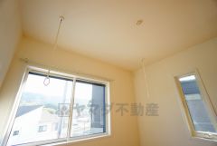 居室には室内干しができる物干し台が天井から設置されていて梅雨時期などにとても便利です。