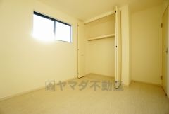暖かい日差しが差し込む洋室。たっぷり収納できるクローゼット付きでお部屋の中をすっきりと快適に保てます。