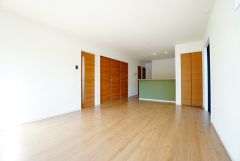 温かみのある雰囲気と、キッチンでの作業性を兼ね備え、家族の笑顔あふれる団らんのひと時をお過ごしいただける設計になっています。