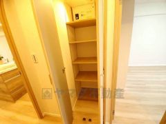 物が散らかりやすいリビングに収納スペースを確保。書類や雑貨をひとまとめにできまるため、お部屋をすっきりさせることが出来ます。