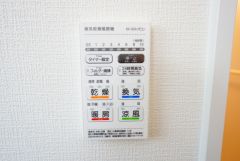 雨の日の洗濯も安心できる浴室暖房乾燥機付き浴室。リモコンで操作もボタン1つで簡単。