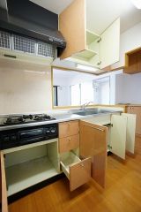 カウンター上下と対面上部に収納が付いるので何かと増えるキッチン用品の収納に大活躍。使い勝手の良いキッチンで家事の効率も良い設計になっております。
