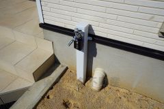 あると便利な外水栓。庭や駐車場まわりの掃除、洗車、アウトドア用品の洗浄が家の中を汚さずに行え、日常の手間を大幅に減らせる便利な設備です。