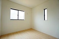 陽当たり、風通し良好な大変居心地の良い空間となっております。日当たりがよく、子供部屋としての利用もおすすめ。
