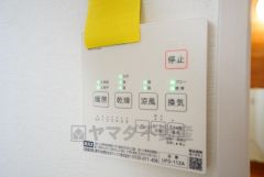 雨の日の洗濯も安心できる浴室暖房乾燥機付き浴室。リモコンで操作もボタン1つで簡単。