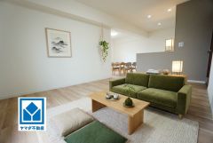 家具はイメージです。大きな窓のあるリビングは、陽光あふれる明るい空間です。居心地良く、ご家族皆がゆったり寛げる憩いの空間となりそうです。