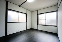 2面採光を確保した明るい室内は、風通しも良く、大変居心地の良い空間となっております。爽やかな風を感じて起きる朝は、快適生活の始まりに。