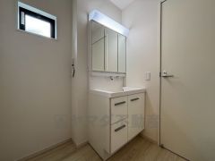 三面鏡つき洗面台。鏡裏にたっぷりとした収納スペースがあります。鏡を閉めてしまえば小物は見えないため、スッキリとした印象の洗面台にできます。