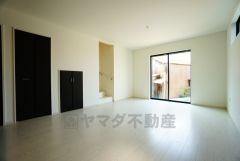リビングは広々とした設計で、家族が集い、寛ぐ暮らしの空間を演出しています。