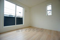 同仕様写真。住む人のこだわりを活かす洋室。日当たりがよく、寝室としての利用もおすすめ。広めのクローゼットには荷物をすっきり片付けられ、ゆとりのある暮らしが出来ます＾