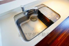 広々としたステンレスシンクには、洗剤やスポンジを収納出来るラック付き。広さも確保しているので、大きなお鍋も洗いやすいです。
