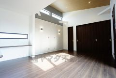 約20帖の広々リビング上部は、勾配天井で開放感たっぷり。温もり溢れる寛ぎ空間となりそうです＾＾