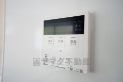 キッチン横からお湯張り、追い炊き、足し湯がボタン一つで楽々操作できる給湯機リモコンです。忙しい夕飯準備の時間帯に重宝しますね。