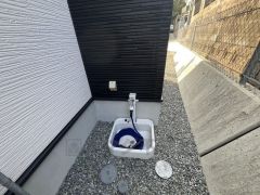 お車の洗車や外壁のお掃除をする際に便利な外水栓。