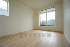 同仕様写真。暖かい日差しが差し込む洋室。たっぷり収納できるクローゼット付きでお部屋の中をすっきりと快適に保てます。