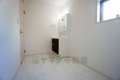 同仕様写真。三面鏡つき洗面台。収納も一体型になっているので、ドライヤーやヘアアイロンの置き場に困りません。