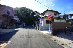 道幅が広く、車通勤の方や買い物などでの車の出し入れも楽々できて嬉しいですね。