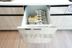 食事の後の手間を解消する食器洗い乾燥機付。冬場の洗い物で手荒れの悩みもなくなります。手洗いよりも節約できて便利。