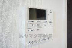 同仕様写真。キッチン横からお湯張り、追い炊き、足し湯がボタン一つで楽々操作できる給湯機リモコンです。忙しい夕飯準備の時間帯に重宝しますね。