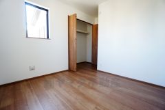 暖かい日差しが差し込む洋室。たっぷり収納できるクローゼット付きでお部屋の中をすっきりと快適に保てます。