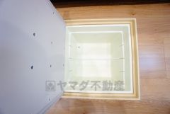 キッチンにある床下収納は、居住スペースを減らさずに買い置きの調味料や非常食などを保管することができます。