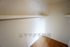 季節物の衣類もスッキリ収納できるウォークインクローゼット。クローゼット内で洋服のコーディネートから着替えまで中で出来るので、部屋が散らかりにくいです。