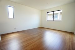 リビングは広々とした設計で、家族が集い、寛ぐ暮らしの空間を演出しています。思い思いの時間を過ごしたり、家族みんなで食事をしたり、素敵な団らんの場になりますね。