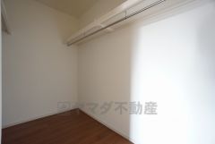 同仕様写真。収納力豊富なウォークインクローゼット。洋服や小物などを1箇所にまとめて美しい収納を実現します。スーツケースのような大型の荷物も置けます＾＾