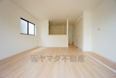 リビングは広々とした設計で、家族が集い、寛ぐ暮らしの空間を演出しています。思い思いの時間を過ごしたり、家族みんなで食事をしたり、素敵な団らんの場になりますね。