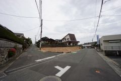 現地（2026年3月30日）撮影。角地。ゆったりとした6.5ｍ幅の道路をはさんでいることで陽射しを遮られることなくとても明るいです。